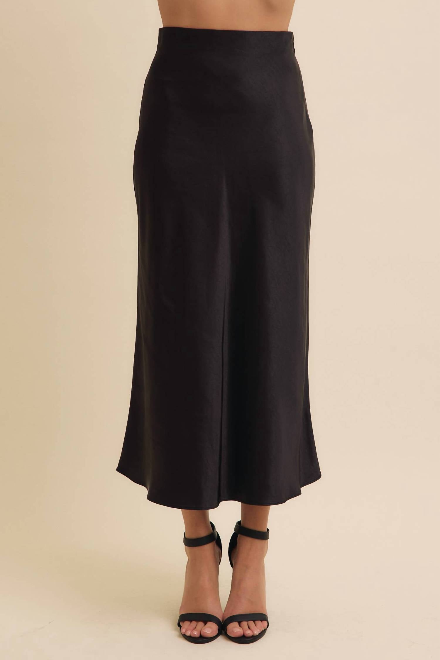 Шелковая атласная юбка по косой в черном цвете In February
Шелковая атласная юбка по косой в черном цвете In February