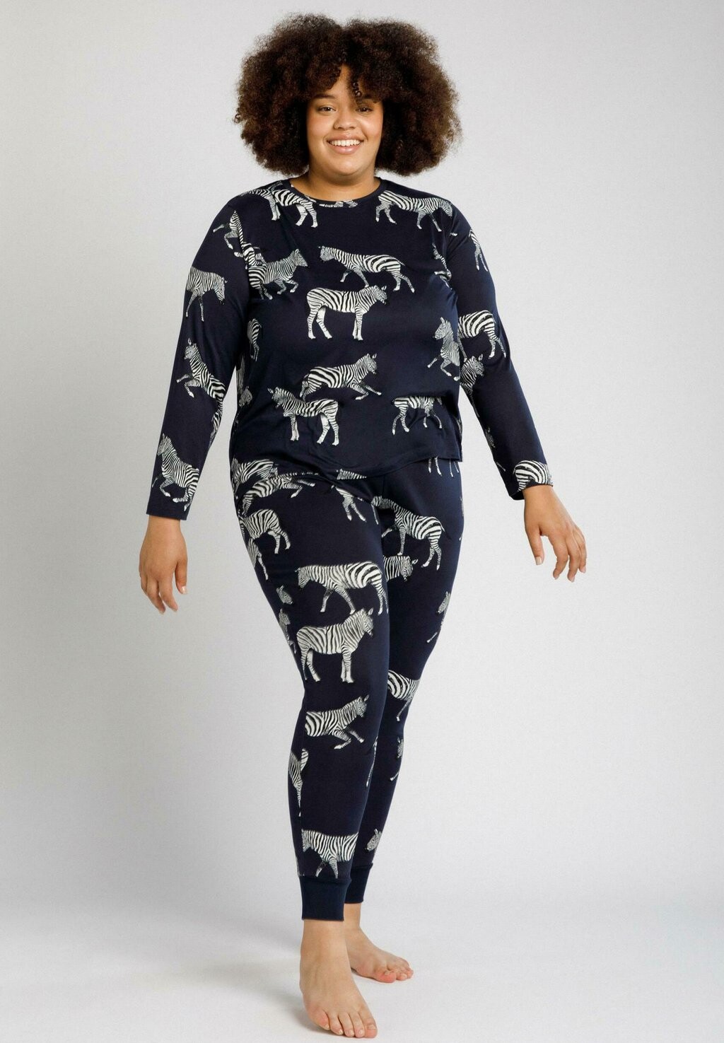 Пижама CURVE ZEBRA PRINT LONG SET Chelsea Peers, темно-синий
Пижама CURVE ZEBRA PRINT LONG SET Chelsea Peers, темно-синий