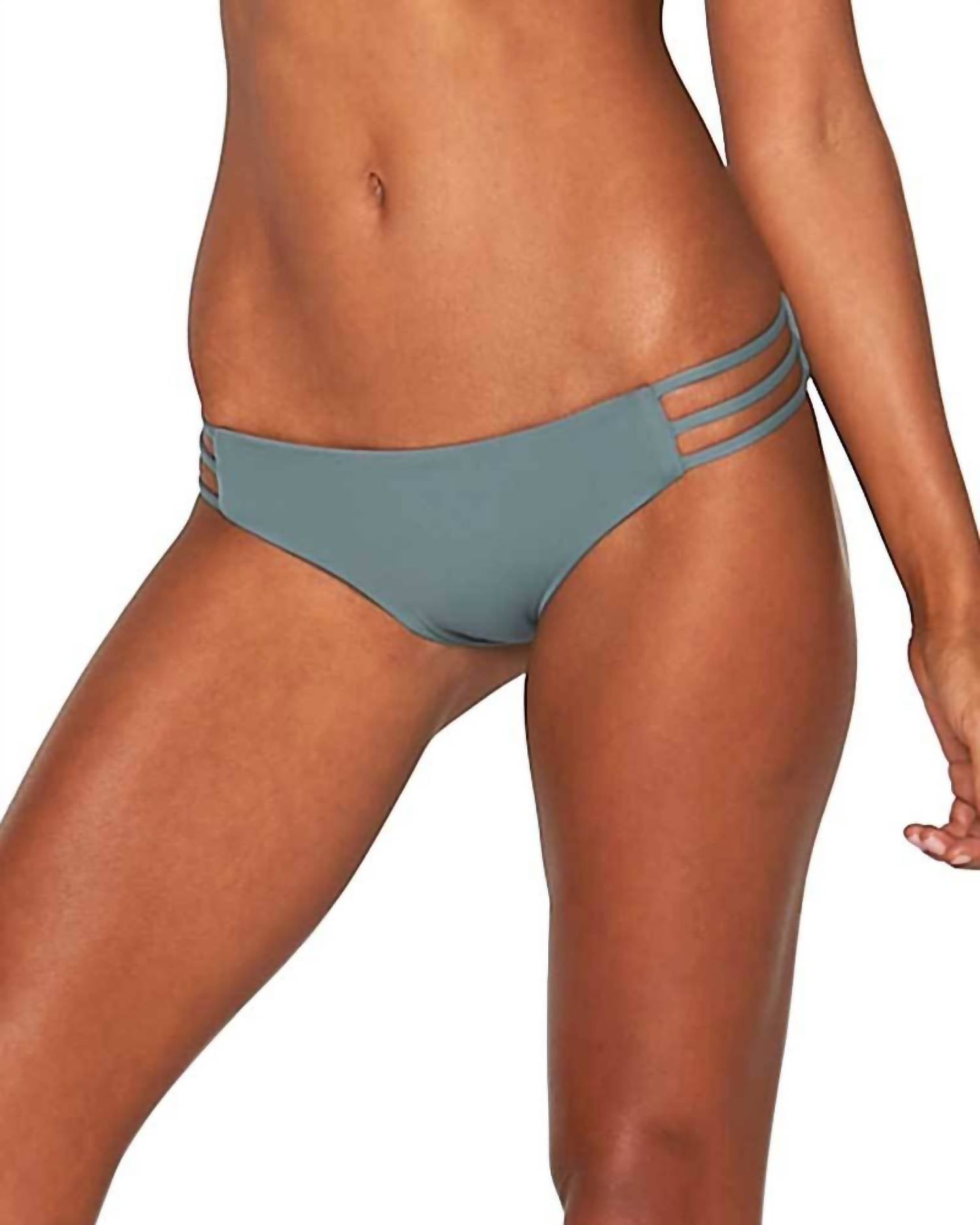 Бесшовный бикини-топ Kennedy с низкой посадкой и тремя бретельками из сланцевого стекла L Space, цвет slated glass
Бесшовный бикини-топ Kennedy с низкой посадкой и тремя бретельками из сланцевого стекла L Space, цвет slated glass