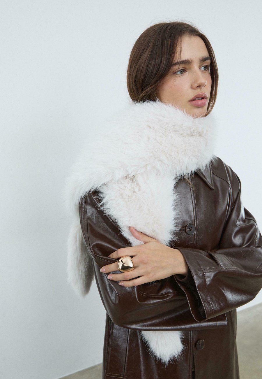 Шарф Stradivarius WITH POMPOMS, White
Шарф Stradivarius WITH POMPOMS, White