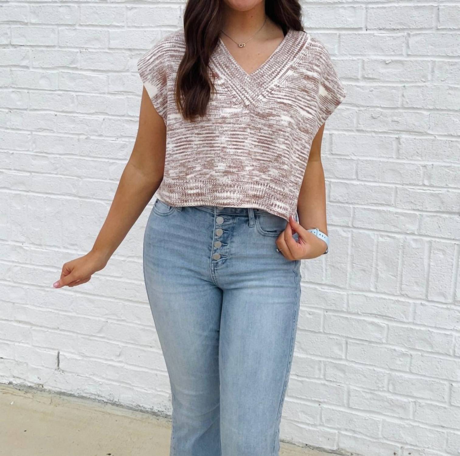 Боксовый свитер-жилет в цвете слоновая кость/мокко Day + moon
Боксовый свитер-жилет в цвете слоновая кость/мокко Day + moon