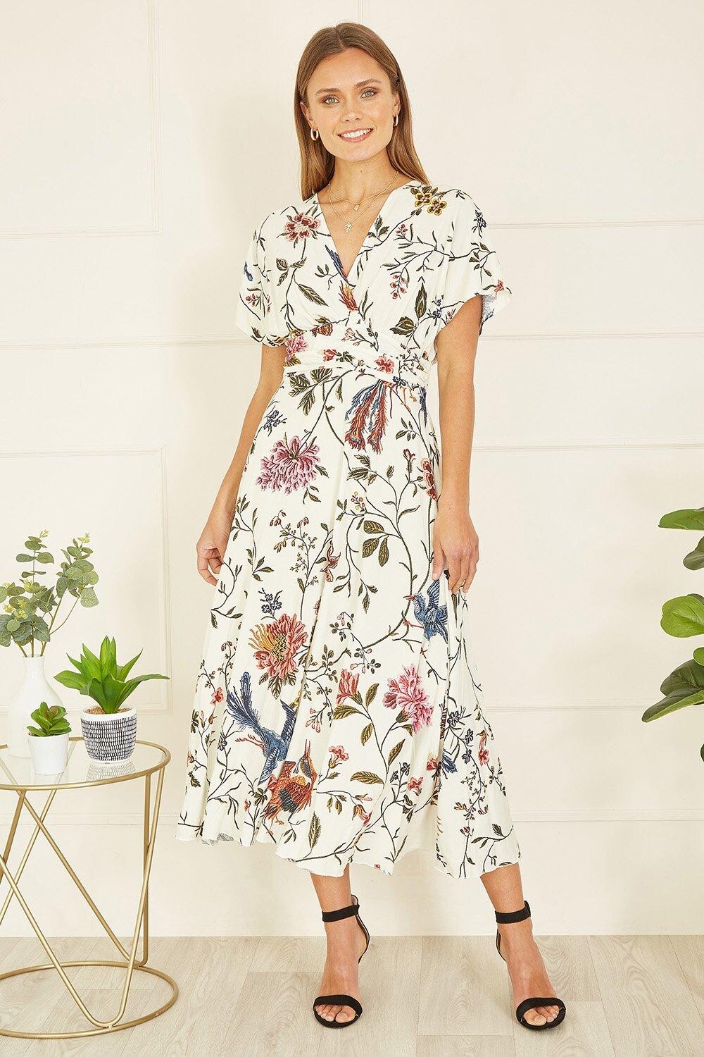 Платье-кимоно миди цвета слоновой кости с птицами и цветочным принтом, со сборками на талии Yumi, белый 
Платье-кимоно миди цвета слоновой кости с птицами и цветочным принтом, со сборками на талии Yumi, белый