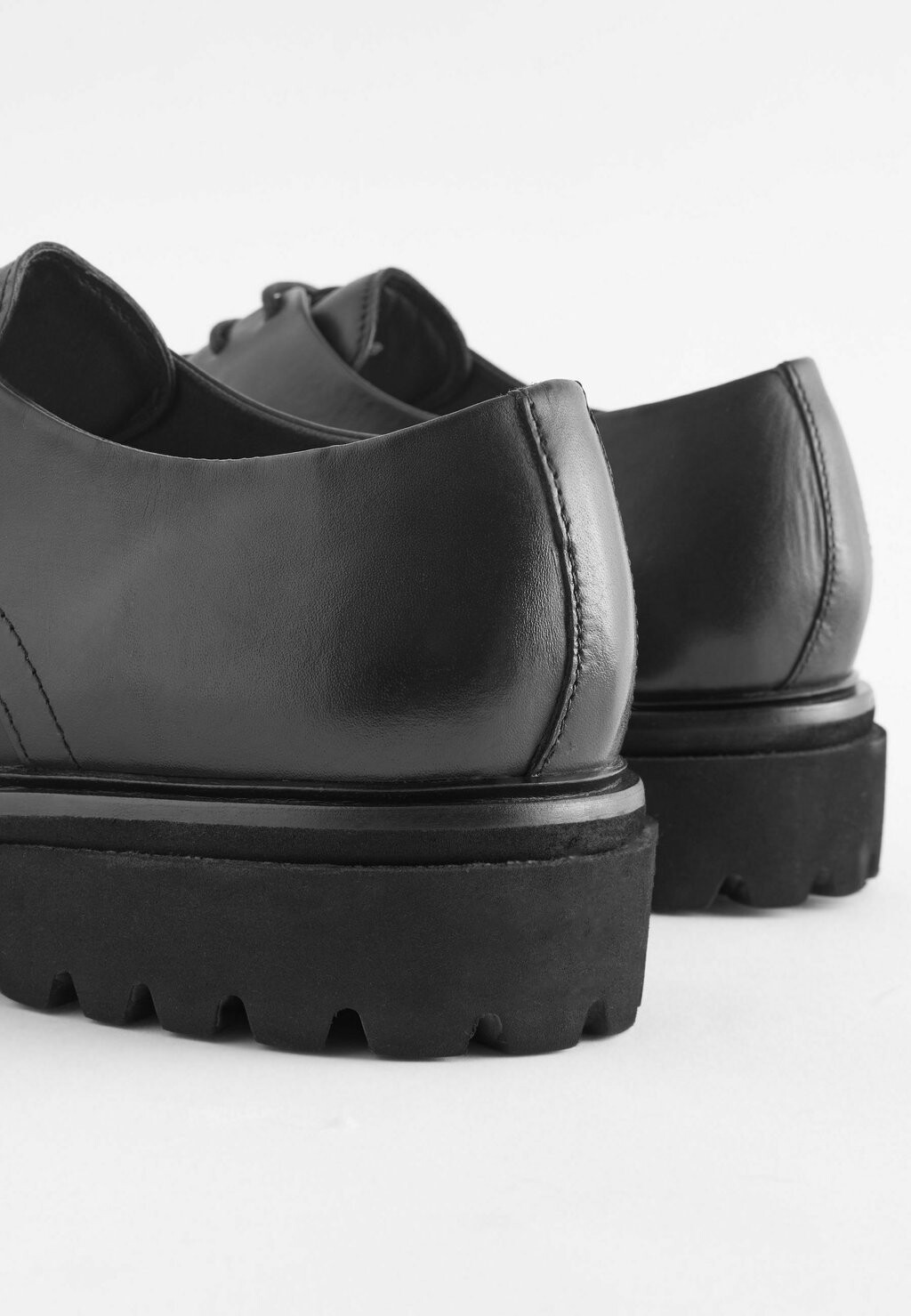 REGULAR FIT Next, Элегантные туфли на шнуровке Next, черные Edit Leather Cleated Derby Shoes.
REGULAR FIT Next, Элегантные туфли на шнуровке Next, черные Edit Leather Cleated Derby Shoes.