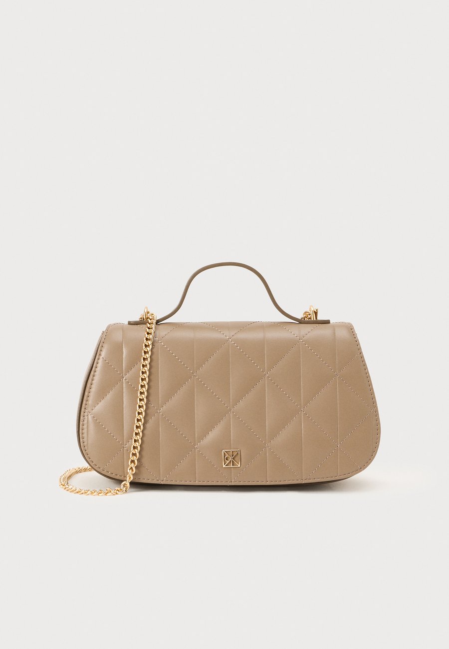 Сумка Calvin Klein HANDLE BAG, Desert Taupe/Taupe
Сумка Calvin Klein HANDLE BAG, Desert Taupe/Taupe