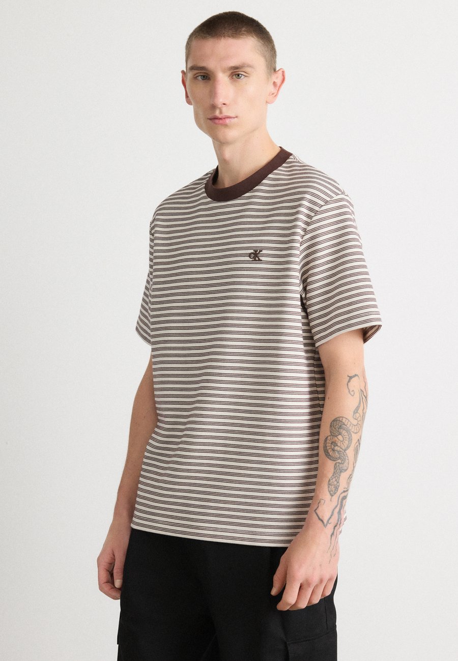 Футболка Calvin Klein STRIPED OTTOMAN TEE, Rich Brown/Dark Brown, Коричневый, Футболка Calvin Klein STRIPED OTTOMAN TEE, Rich Brown/Dark Brown
Футболка Calvin Klein STRIPED OTTOMAN TEE, Rich Brown/Dark Brown, Коричневый, Футболка Calvin Klein STRIPED OTTOMAN TEE, Rich Brown/Dark Brown