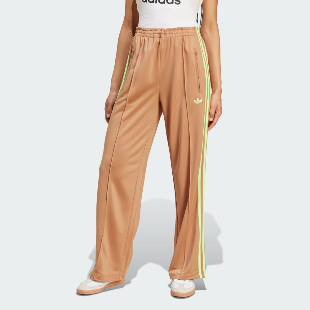 Спортивный костюм Adidas Adicolor Classic Firebird Loose Track Pants, цвет Cardboard/Signal Green
Спортивный костюм Adidas Adicolor Classic Firebird Loose Track Pants, цвет Cardboard/Signal Green