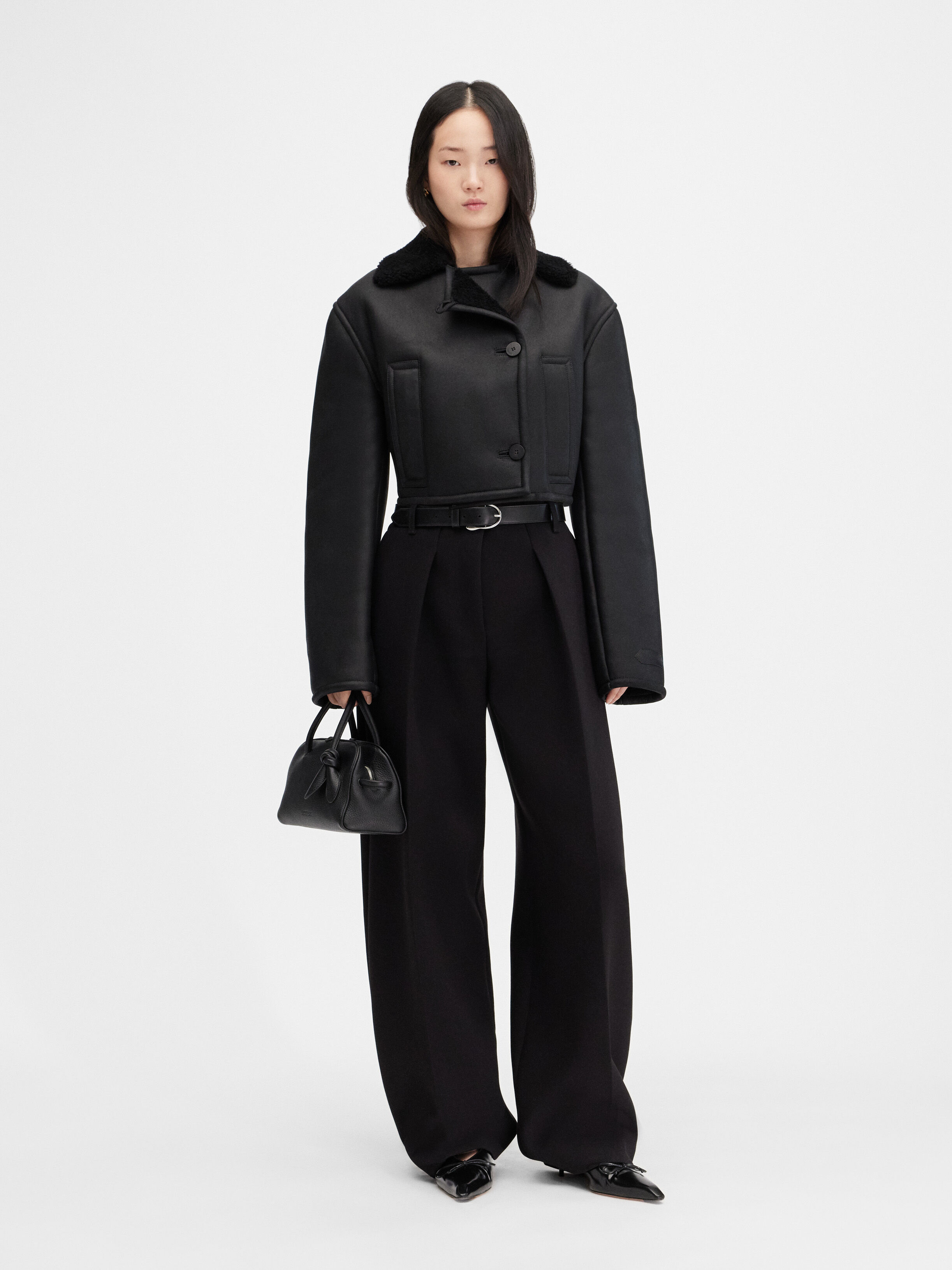 Двубортная куртка из овчины JACQUEMUS The Marino jacket, черный
Двубортная куртка из овчины JACQUEMUS The Marino jacket, черный