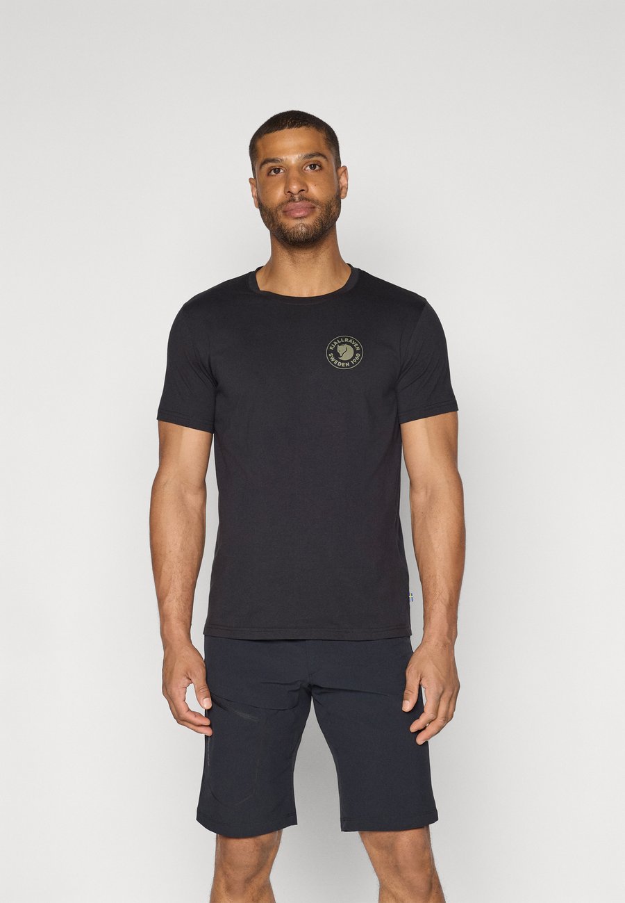Спортивная футболка Fjällräven 1960 LOGO UNISEX, Schwarz/Black
Спортивная футболка Fjällräven 1960 LOGO UNISEX, Schwarz/Black