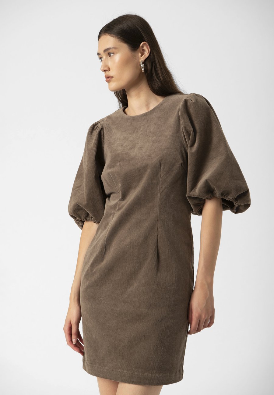 Платье Soaked in Luxury HELLE DOLORE, Morel/Dark Brown
Платье Soaked in Luxury HELLE DOLORE, Morel/Dark Brown