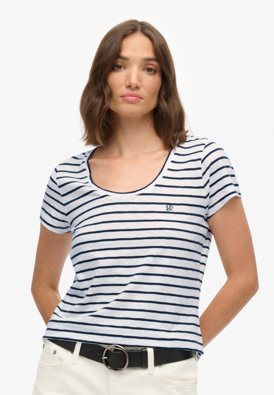 Футболка Superdry & Co STUDIOS SCOOP NECK, Optic Navy Stripe/White, Белый, Футболка Superdry & Co STUDIOS SCOOP NECK, Optic Navy Stripe/White
Футболка Superdry & Co STUDIOS SCOOP NECK, Optic Navy Stripe/White, Белый, Футболка Superdry & Co STUDIOS SCOOP NECK, Optic Navy Stripe/White