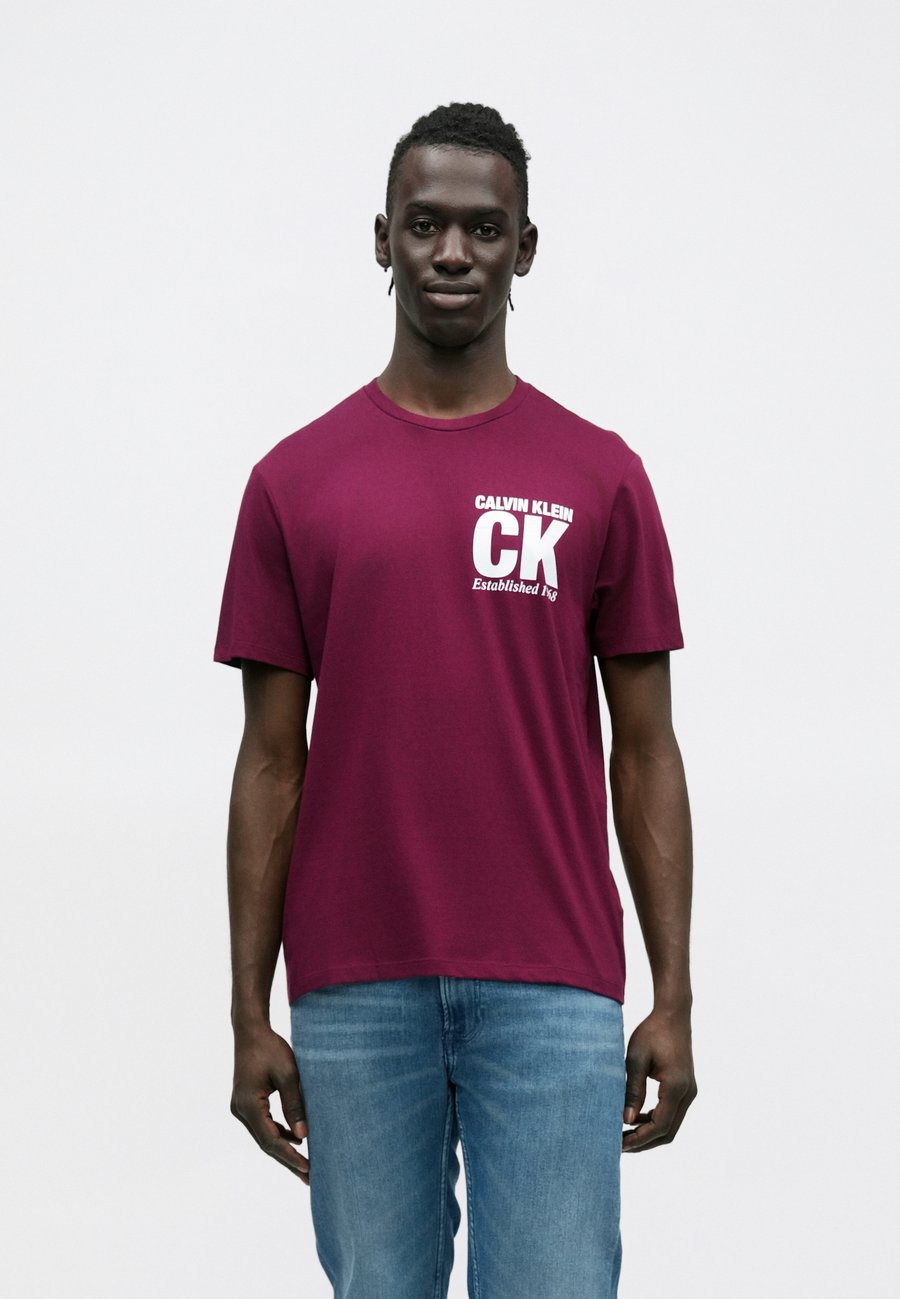 Футболка Calvin Klein CORNER GRAPHIC, Berry Glaze/Dark Red, Красный, Футболка Calvin Klein CORNER GRAPHIC, Berry Glaze/Dark Red
Футболка Calvin Klein CORNER GRAPHIC, Berry Glaze/Dark Red, Красный, Футболка Calvin Klein CORNER GRAPHIC, Berry Glaze/Dark Red