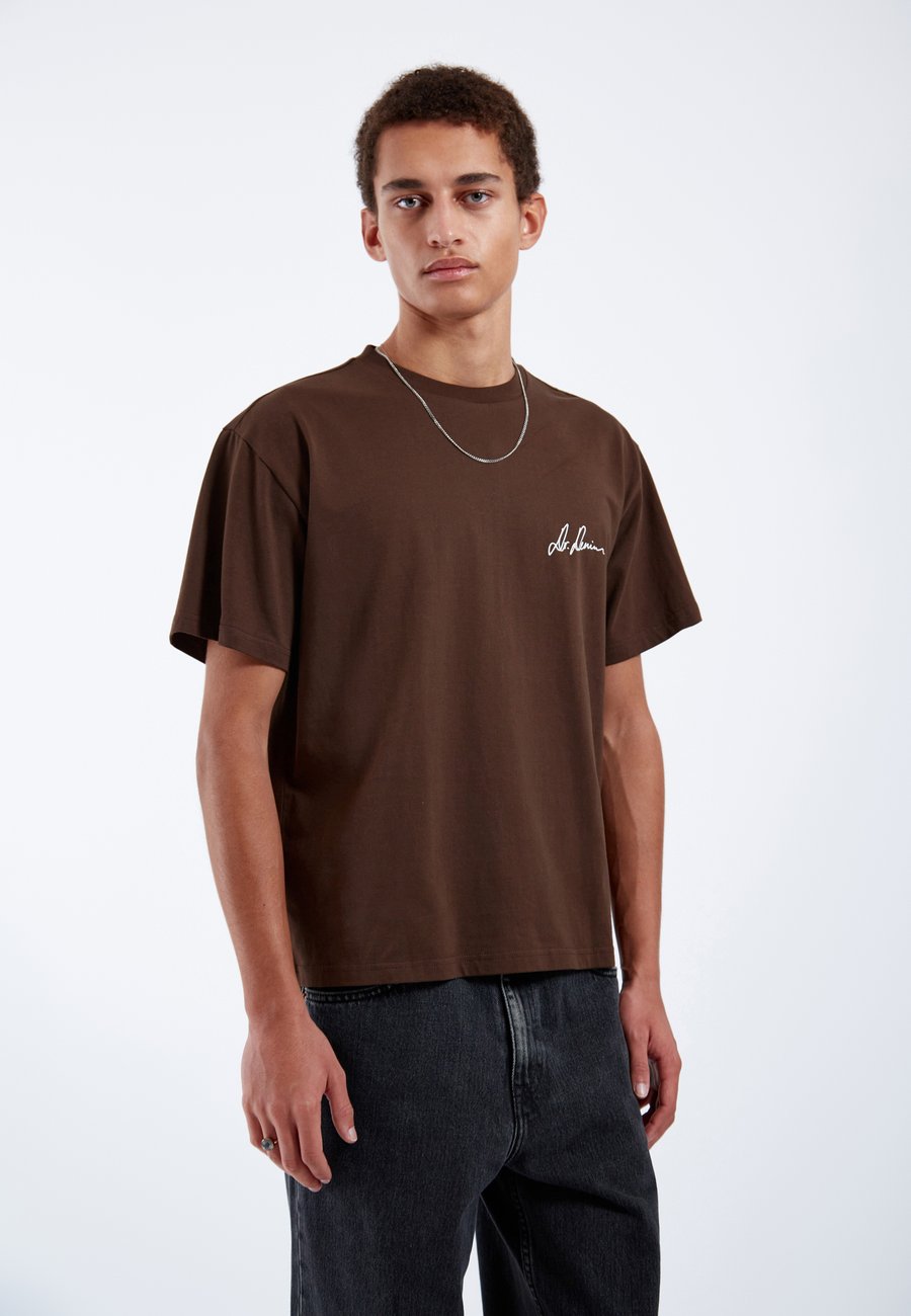 Футболка Dr.Denim BACE TEE, Chocolate Small Script/Brown, Коричневый, Футболка Dr.Denim BACE TEE, Chocolate Small Script/Brown
Футболка Dr.Denim BACE TEE, Chocolate Small Script/Brown, Коричневый, Футболка Dr.Denim BACE TEE, Chocolate Small Script/Brown