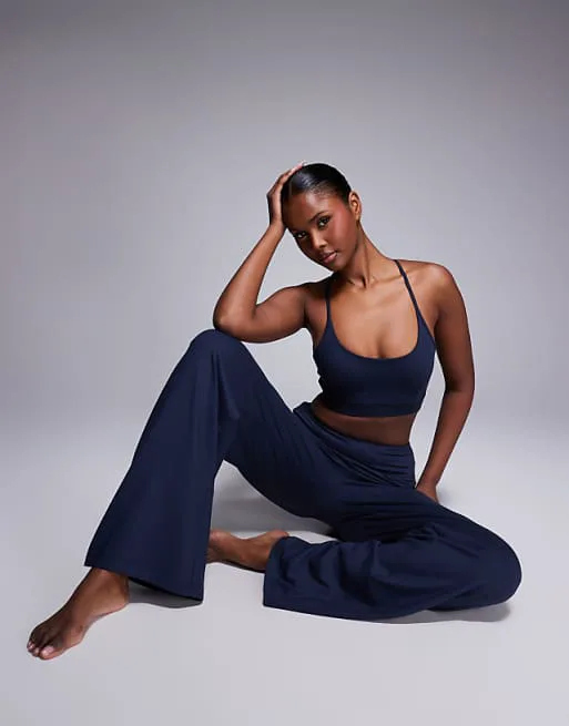 4505 Icon Soft Touch широкие танцевальные брюки темно-синего цвета с завышенной талией - NAVY
4505 Icon Soft Touch широкие танцевальные брюки темно-синего цвета с завышенной талией - NAVY