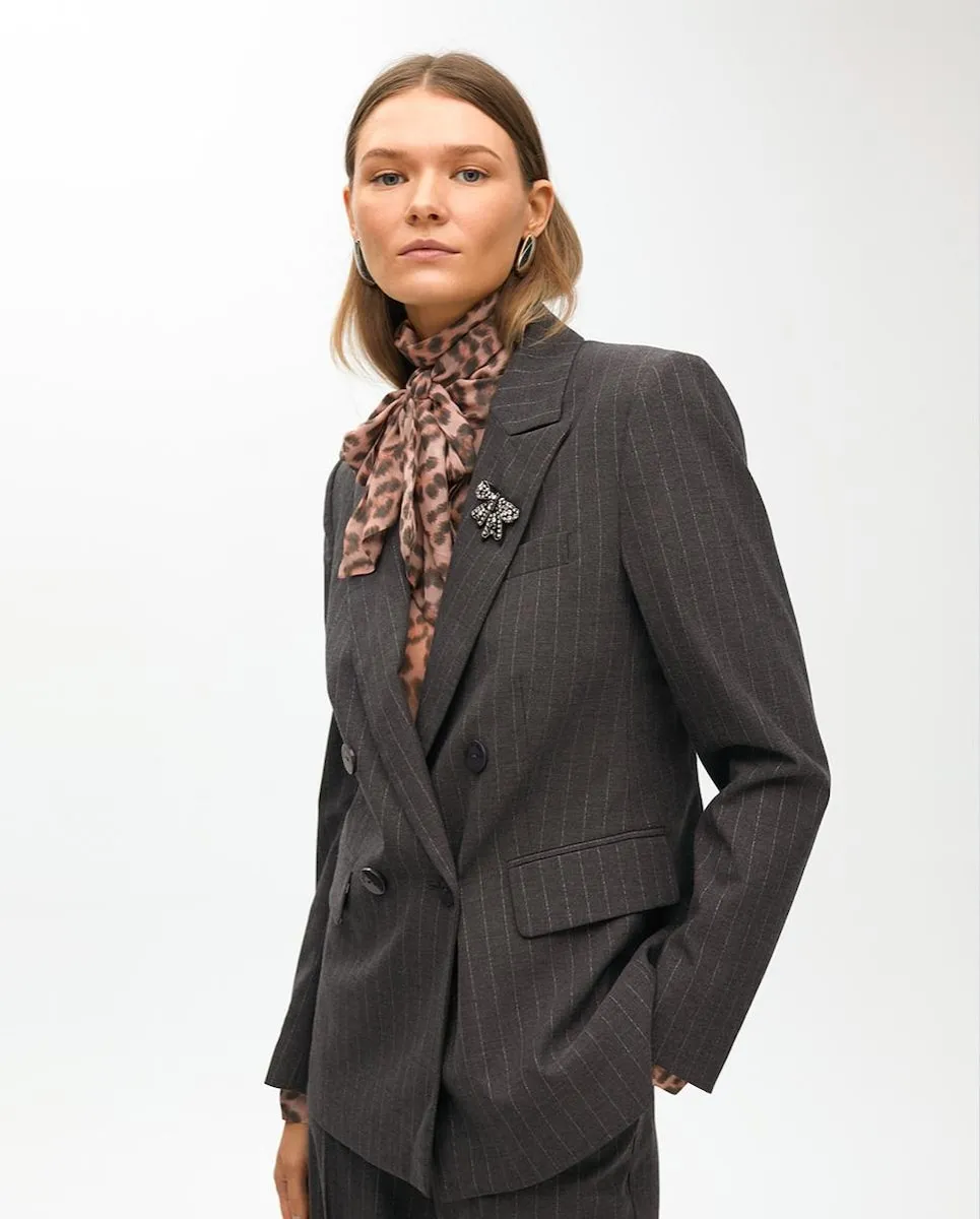 Женский двубортный блейзер в тонкую полоску Lola Casademunt, темно-серый
Женский двубортный блейзер в тонкую полоску Lola Casademunt, темно-серый