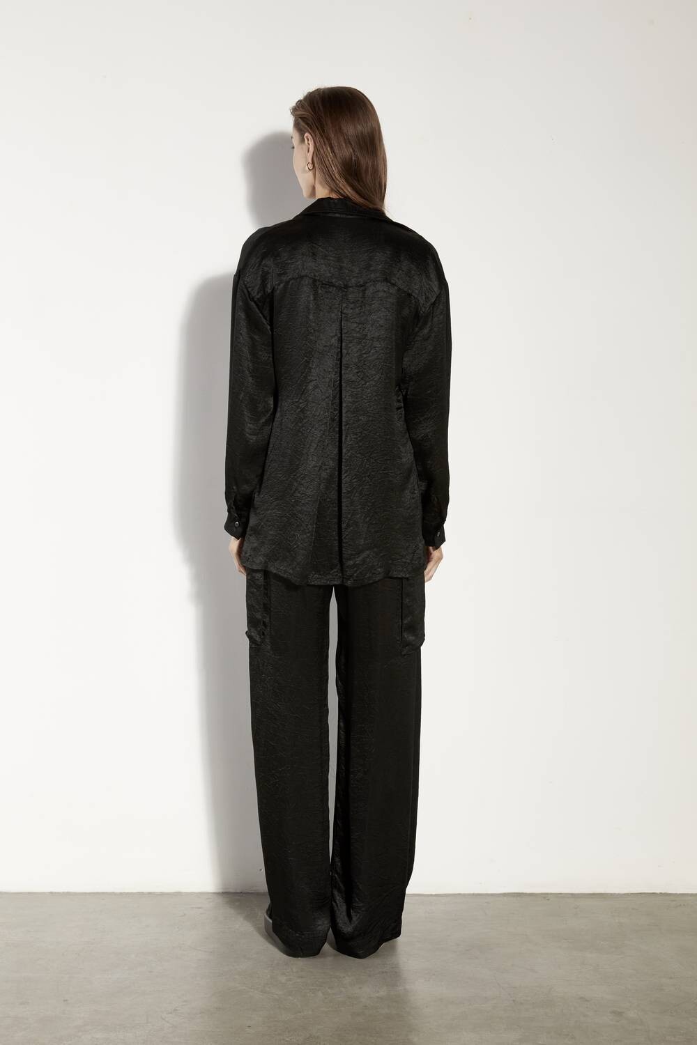 Черные брюки карго из фактурного атласа Enza Costa, черный
Черные брюки карго из фактурного атласа Enza Costa, черный