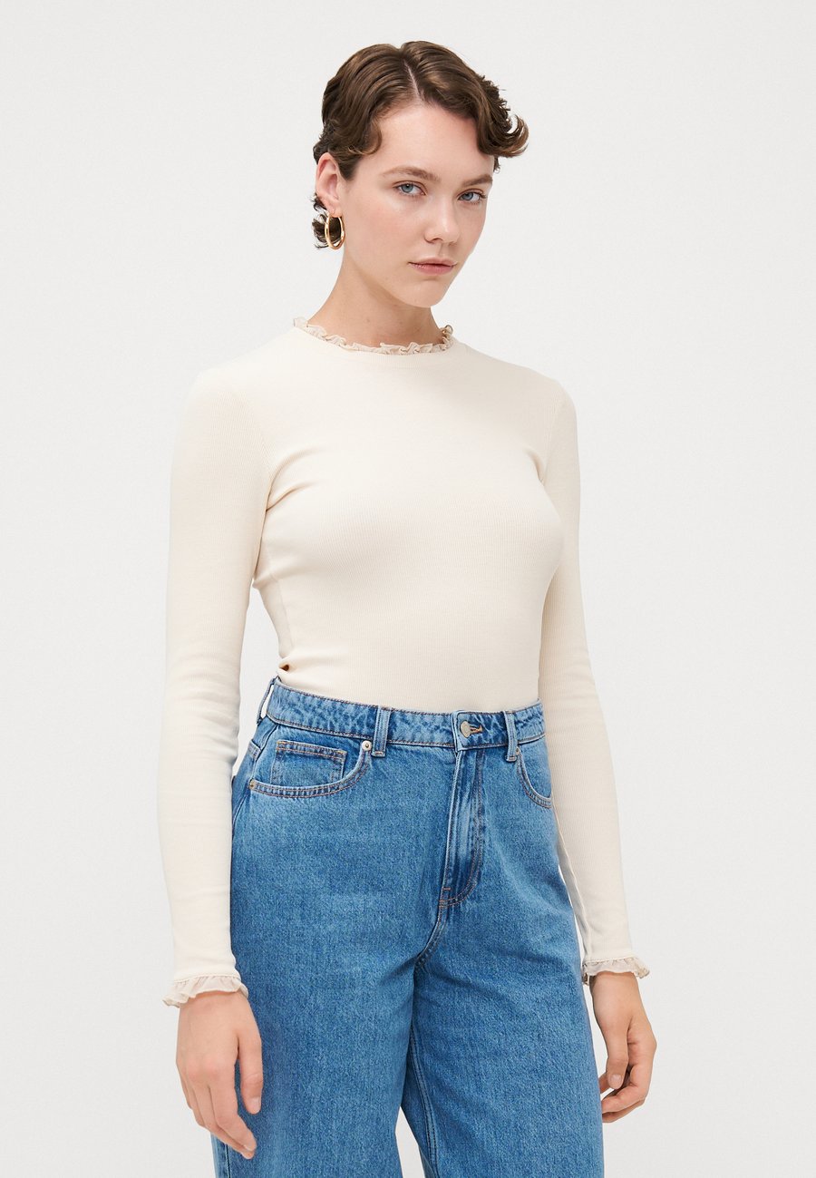 Топ ONLY Tall ONLLESLIE , Birch/Off-White
Топ ONLY Tall ONLLESLIE , Birch/Off-White