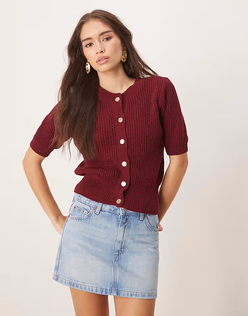 Фактурный кардиган букле ASOS DESIGN с короткими рукавами и золотыми пуговицами бордового цвета
Фактурный кардиган букле ASOS DESIGN с короткими рукавами и золотыми пуговицами бордового цвета