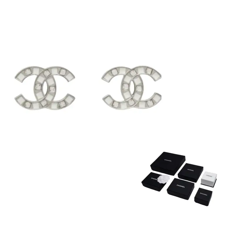 CHANEL Серьги-гвоздики Women's Silver/White
CHANEL Серьги-гвоздики Women's Silver/White