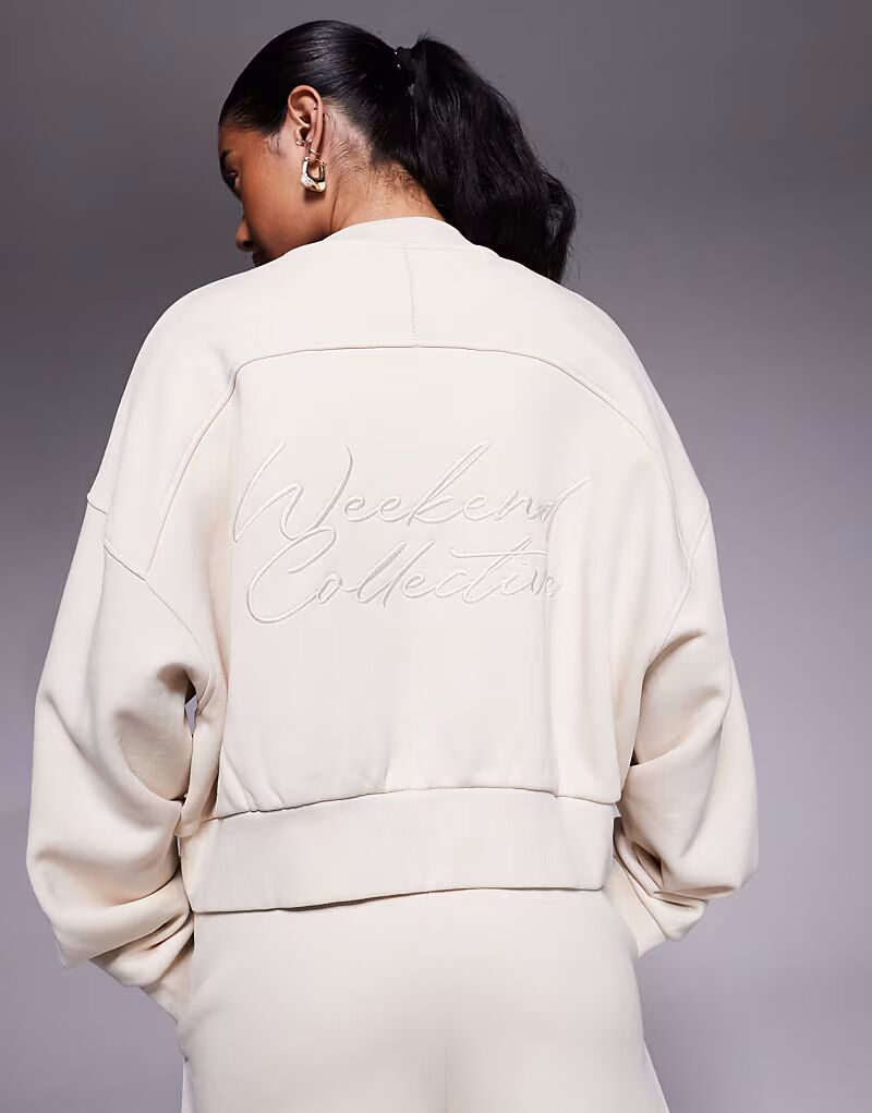 Плотный бомбер на молнии с графическим рисунком на спине, выполненным камнем Asos Weekend Collective, серо-бежевый
Плотный бомбер на молнии с графическим рисунком на спине, выполненным камнем Asos Weekend Collective, серо-бежевый