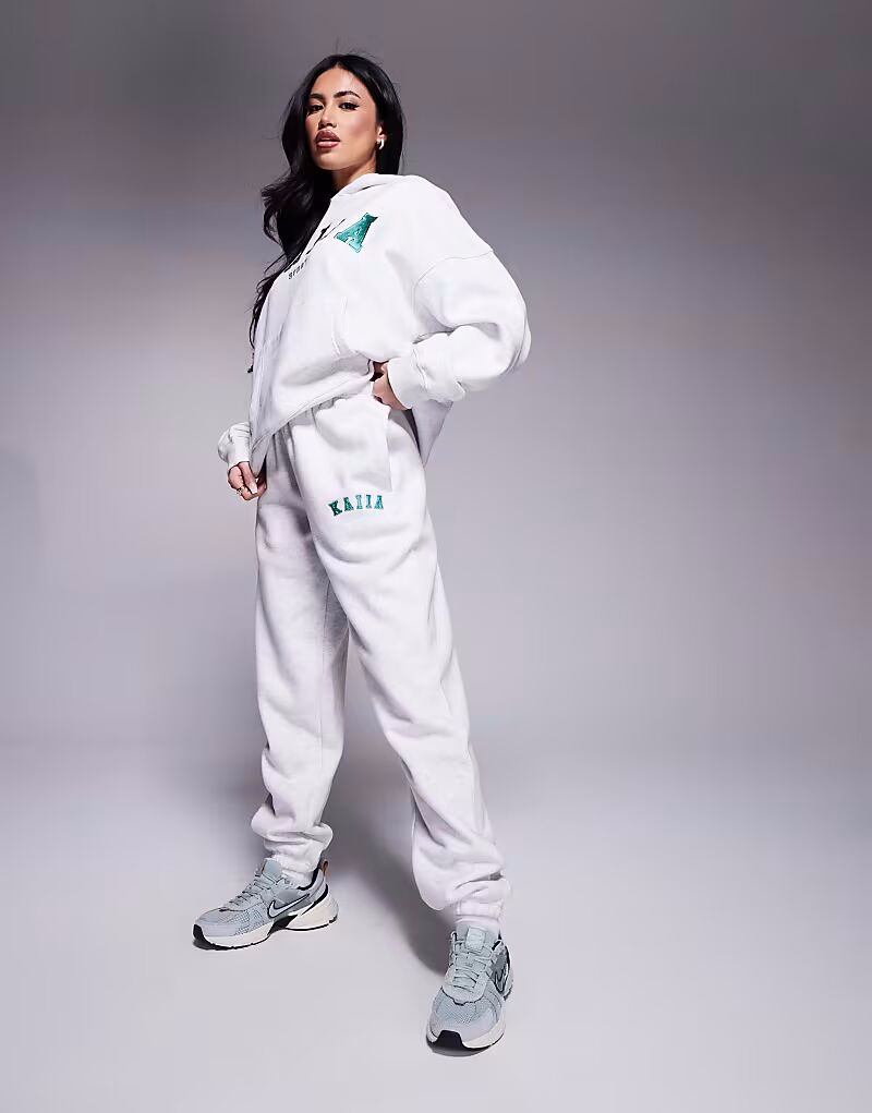 Спортивные брюки Kaiia с вышитым логотипом и манжетами, серого меланжевого цвета
Спортивные брюки Kaiia с вышитым логотипом и манжетами, серого меланжевого цвета