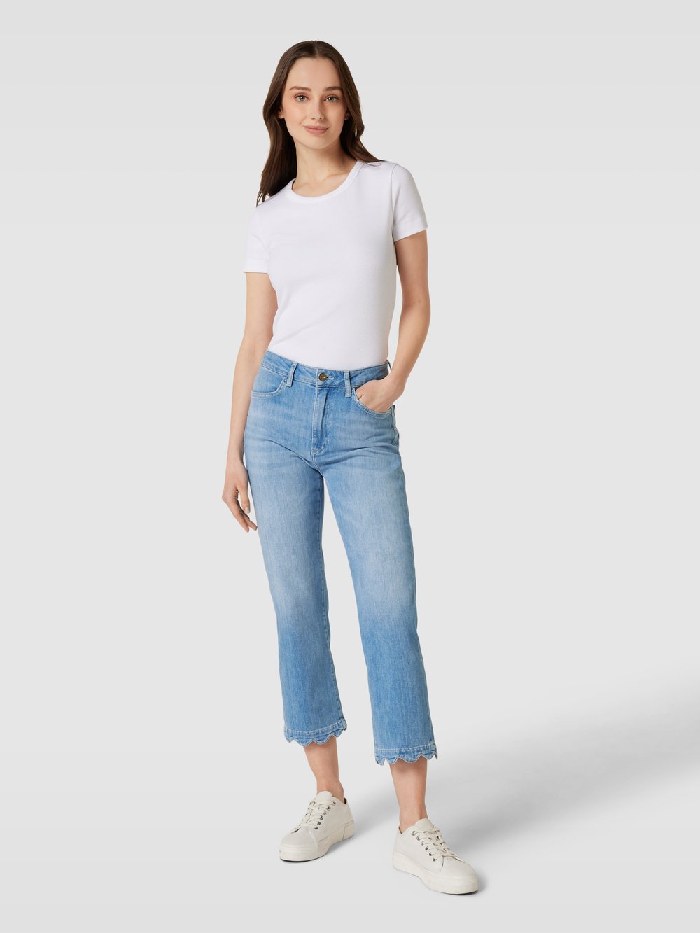 Джинсы с нашивкой-лейблом Rich & Royal
Джинсы с нашивкой-лейблом Rich & Royal