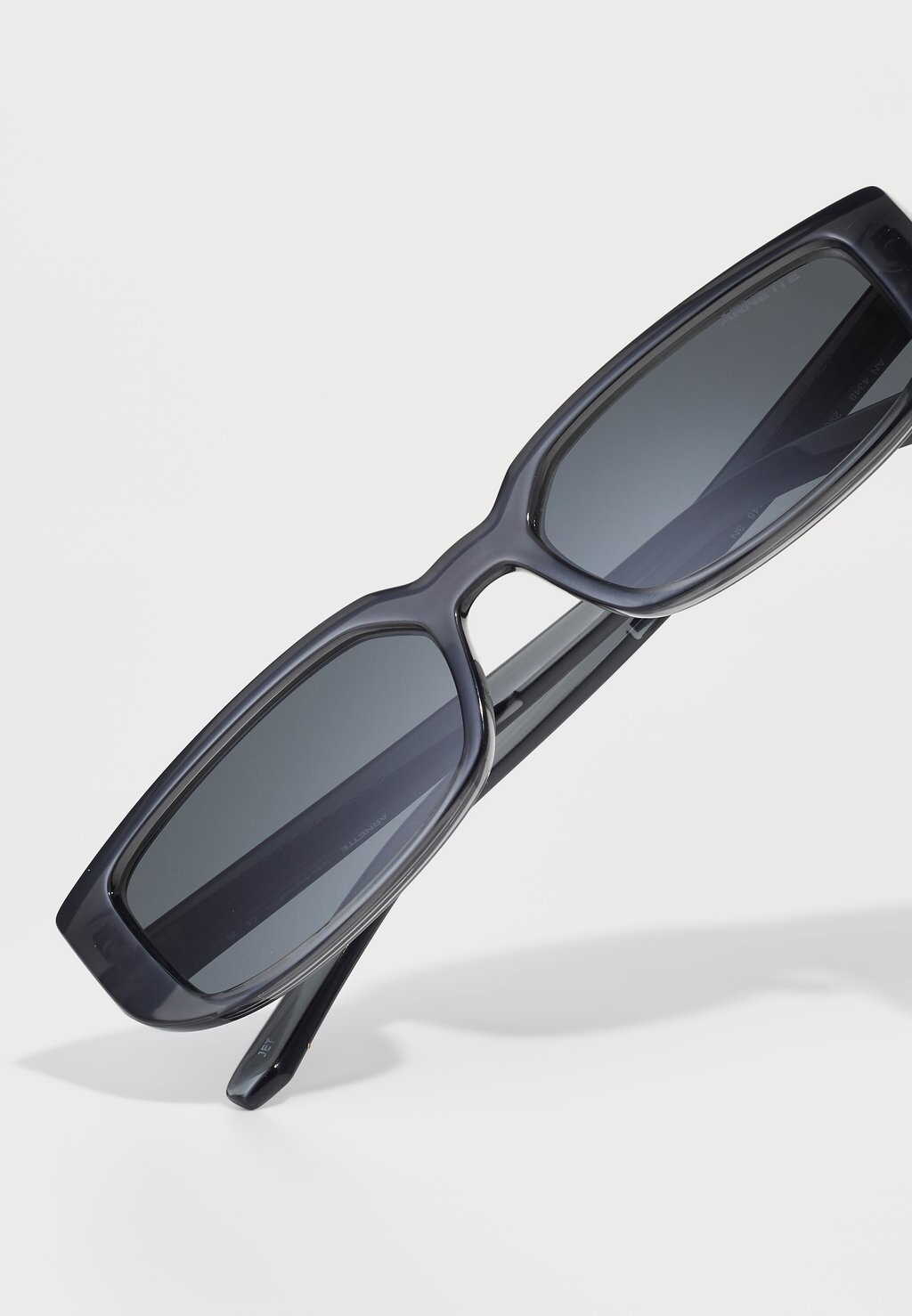 Солнцезащитные очки JET UNISEX Arnette, серый
Солнцезащитные очки JET UNISEX Arnette, серый