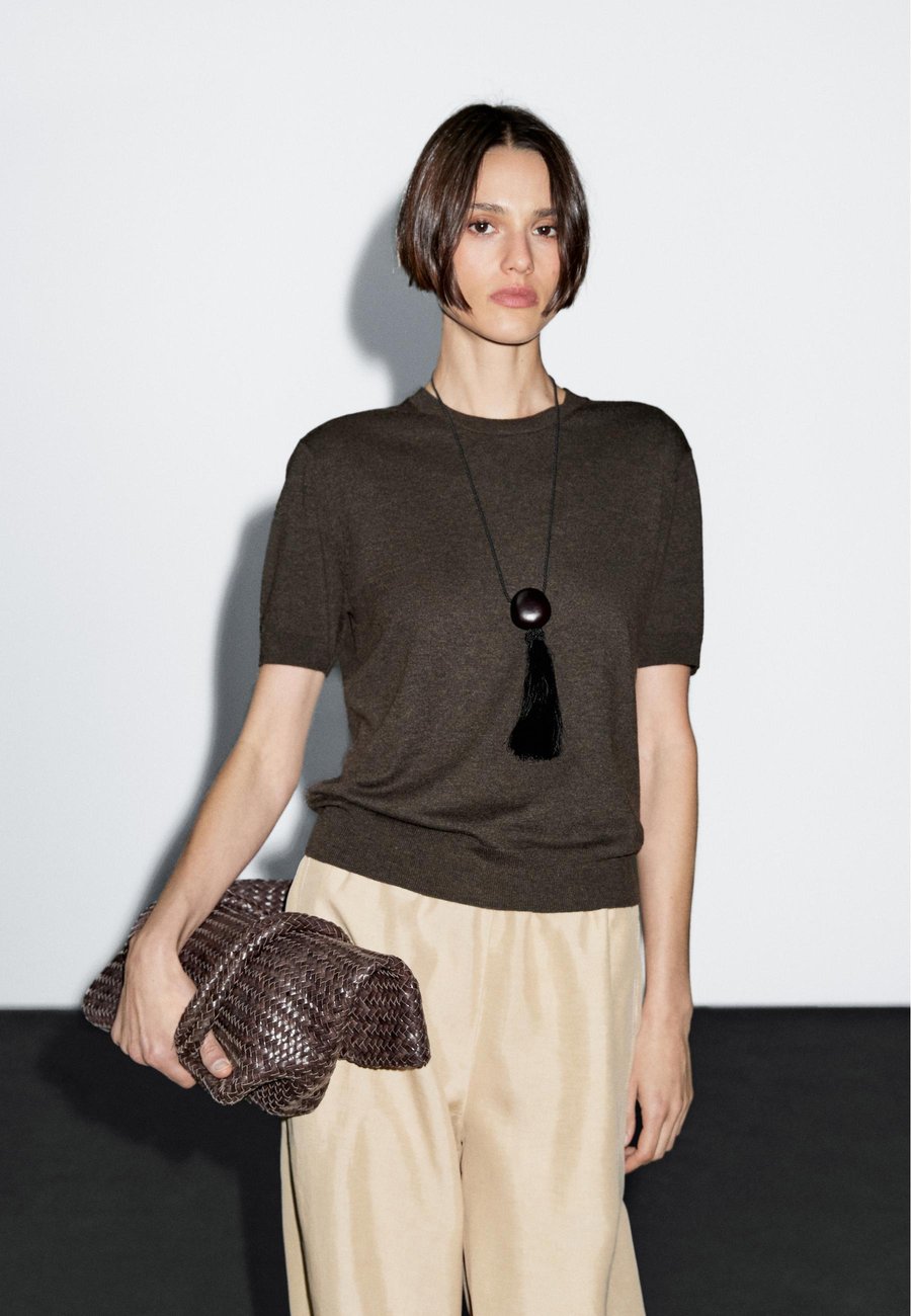 Джемпер Massimo Dutti SHORT-SLEEVE, Mottled Dark Brown
Джемпер Massimo Dutti SHORT-SLEEVE, Mottled Dark Brown