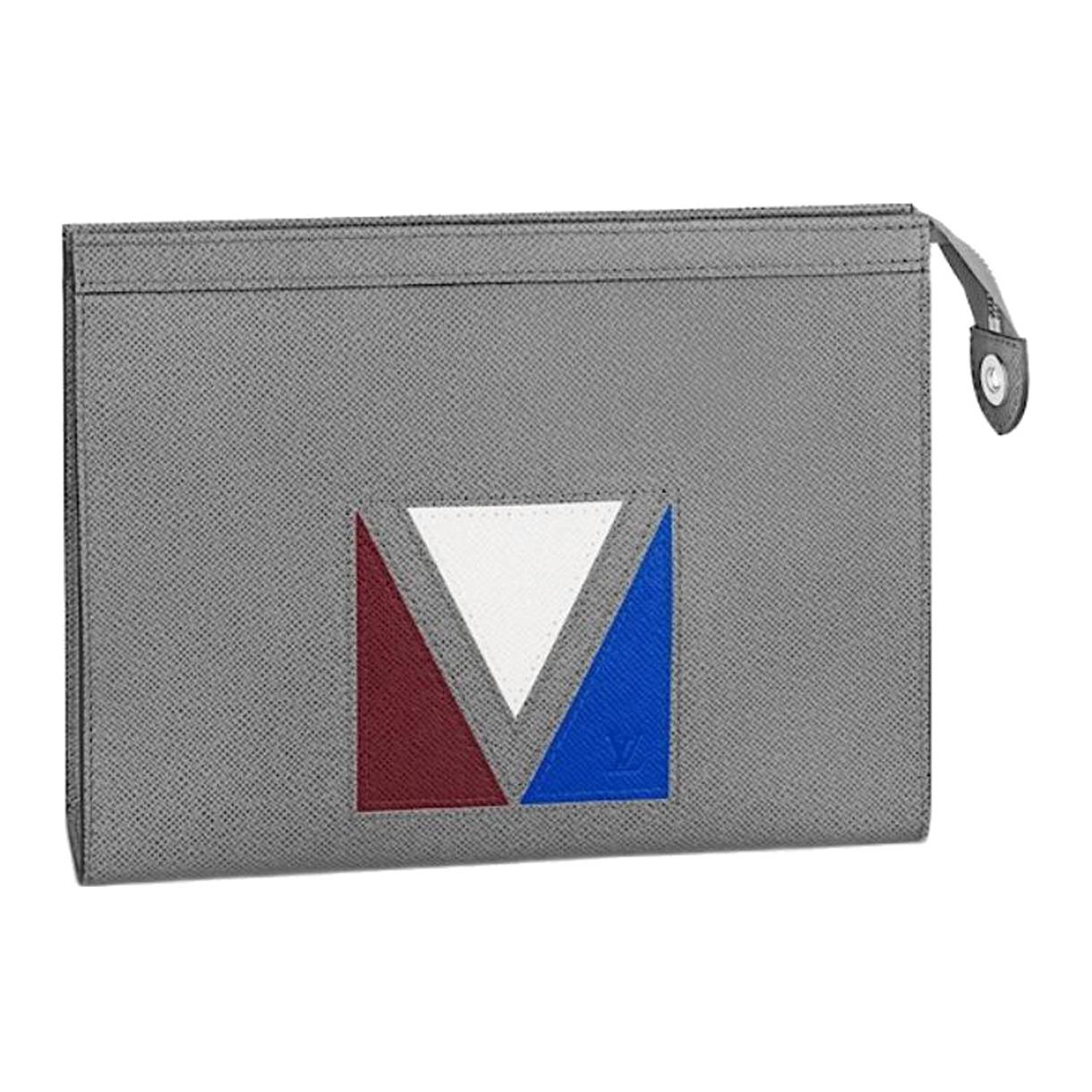 LOUIS VUITTON Клатч Pochette Voyage Taiga из коровьей кожи для мужчин, серый
LOUIS VUITTON Клатч Pochette Voyage Taiga из коровьей кожи для мужчин, серый