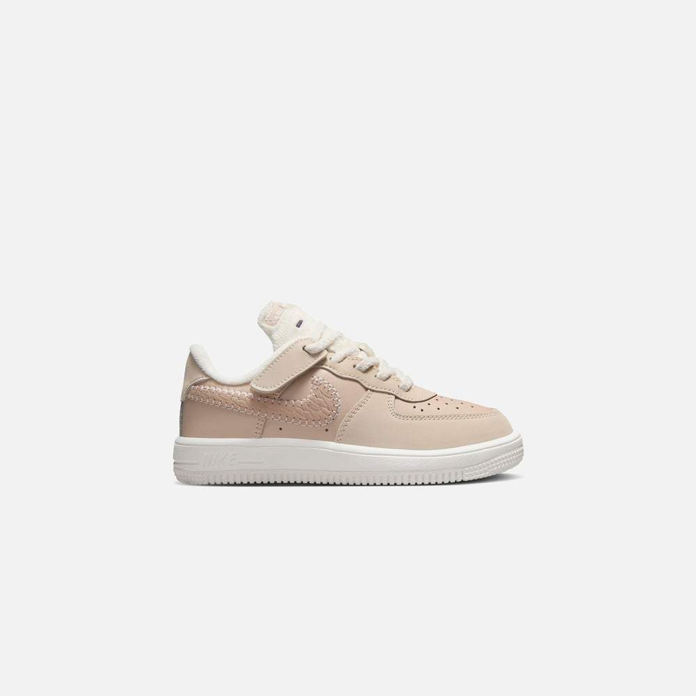 Кроссовки Nike PS Force 1 Low Easyon Se, цвет Sand Drift/Sail/Dark Raisin/Pale Ivory
Кроссовки Nike PS Force 1 Low Easyon Se, цвет Sand Drift/Sail/Dark Raisin/Pale Ivory