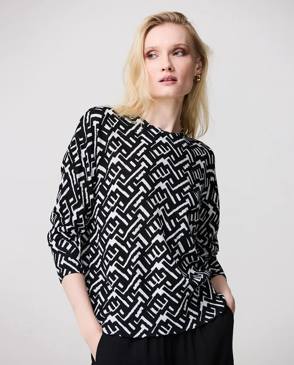 Женский свитер с круглым вырезом и геометрическим принтом Escorpion, белый
Женский свитер с круглым вырезом и геометрическим принтом Escorpion, белый