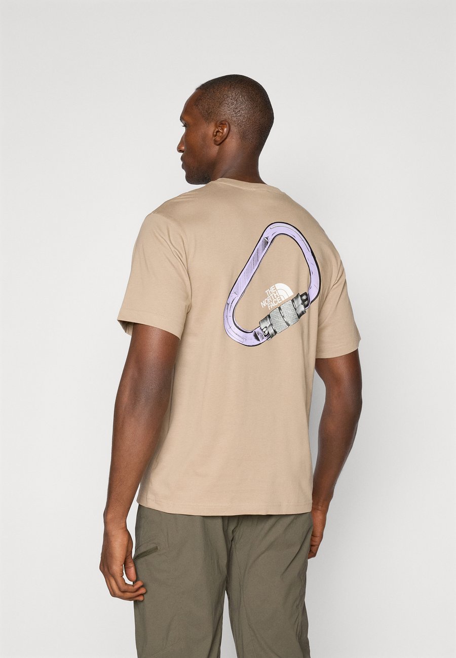 Футболка The North Face EXPLORE CARABINER RELAXED TEE UNISEX, Mushroom Grey/Beige, Серый, Футболка The North Face EXPLORE CARABINER RELAXED TEE UNISEX, Mushroom Grey/Beige
Футболка The North Face EXPLORE CARABINER RELAXED TEE UNISEX, Mushroom Grey/Beige, Серый, Футболка The North Face EXPLORE CARABINER RELAXED TEE UNISEX, Mushroom Grey/Beige
