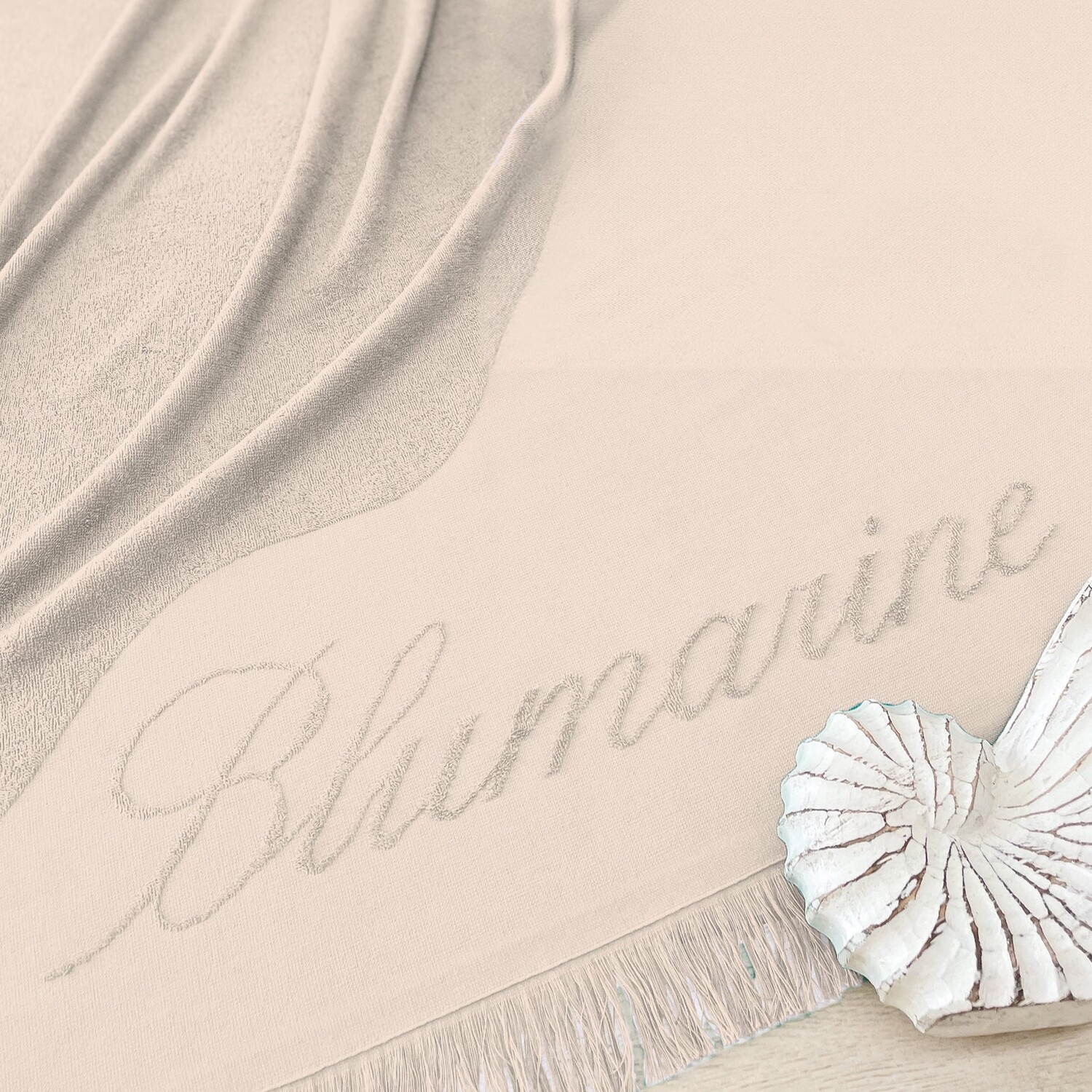 Пляжное полотенце Wave с кардной пряжей и жаккардом - Карибский бассейн Blumarine, цвет Lino
Пляжное полотенце Wave с кардной пряжей и жаккардом - Карибский бассейн Blumarine, цвет Lino