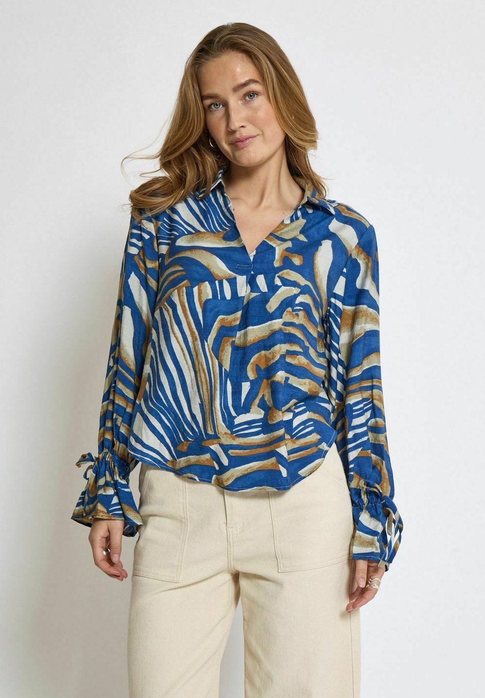 Блуза ISA V-NECK LONG SLEEVE Desires, синий 
Блуза ISA V-NECK LONG SLEEVE Desires, синий