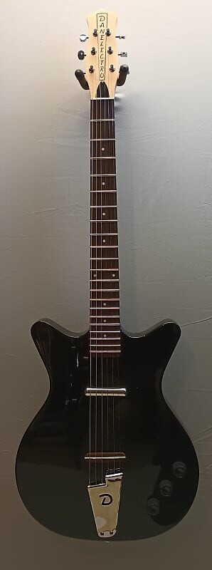 Электрогитара Danelectro Convertible black, brand new, authorized dealer, free setup.
Электрогитара Danelectro Convertible black, brand new, authorized dealer, free setup.