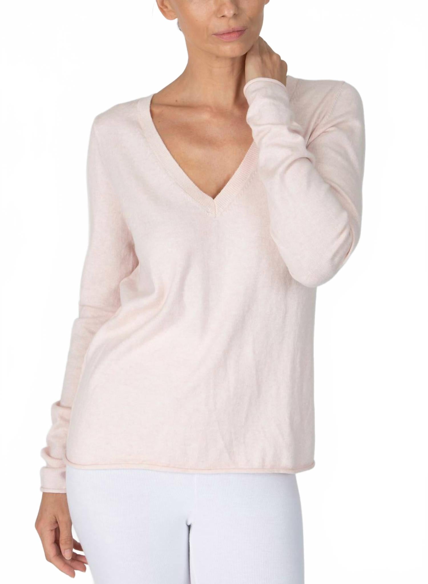 Свитер с V-образным вырезом в розовом цвете камелии ATM
Свитер с V-образным вырезом в розовом цвете камелии ATM