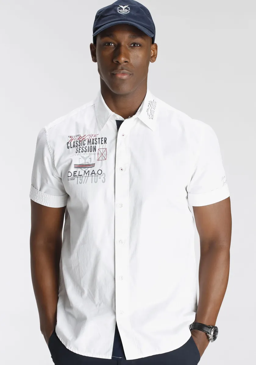 Рубашка DELMAO с короткими рукавами, с модным нагрудным принтом/вышивкой - НОВЫЙ БРЕНД!, белый
Рубашка DELMAO с короткими рукавами, с модным нагрудным принтом/вышивкой - НОВЫЙ БРЕНД!, белый