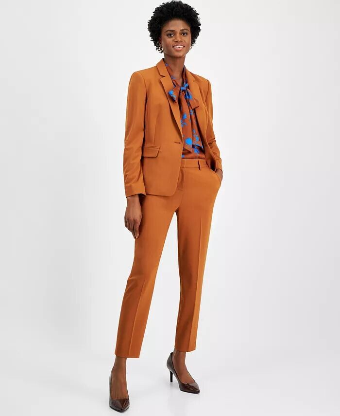 Женский пиджак на одной пуговице с воротником-стойкой, блузка с бантом и цветочным принтом и классические брюки средней посадки длиной до щиколотки Tahari ASL, черный
Женский пиджак на одной пуговице с воротником-стойкой, блузка с бантом и цветочным принтом и классические брюки средней посадки длиной до щиколотки Tahari ASL, черный