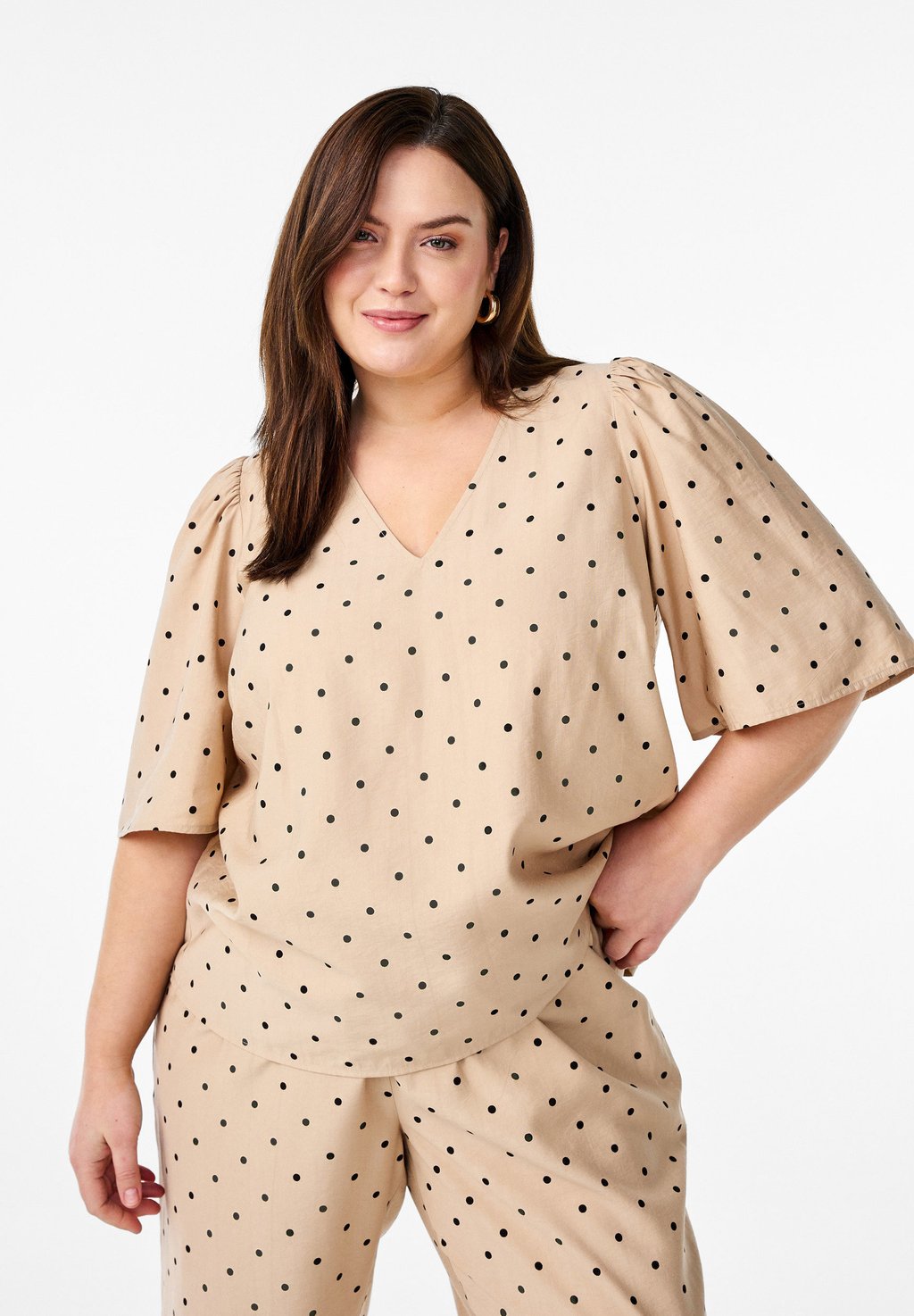 Блуза MIT LOCKEREN ÄRMELN UND V-AUSSCHNITT Zizzi, песочный
Блуза MIT LOCKEREN ÄRMELN UND V-AUSSCHNITT Zizzi, песочный