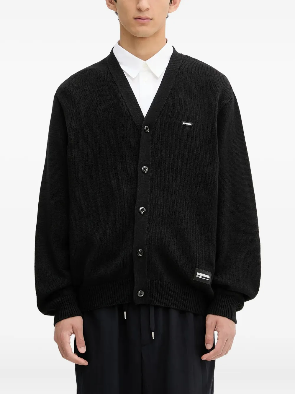 Кардиган с V-образным вырезом и логотипом Neighborhood, черный
Кардиган с V-образным вырезом и логотипом Neighborhood, черный