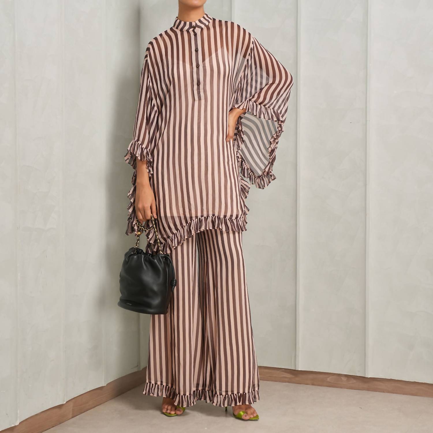 Туника Balance Ruffle в шоколадную полоску Zimmermann
Туника Balance Ruffle в шоколадную полоску Zimmermann