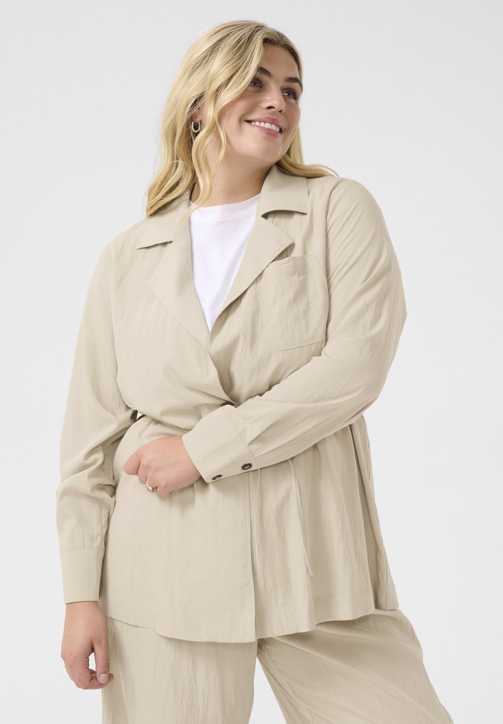 Блейзер TRINA Kaffe Curve, песочный
Блейзер TRINA Kaffe Curve, песочный