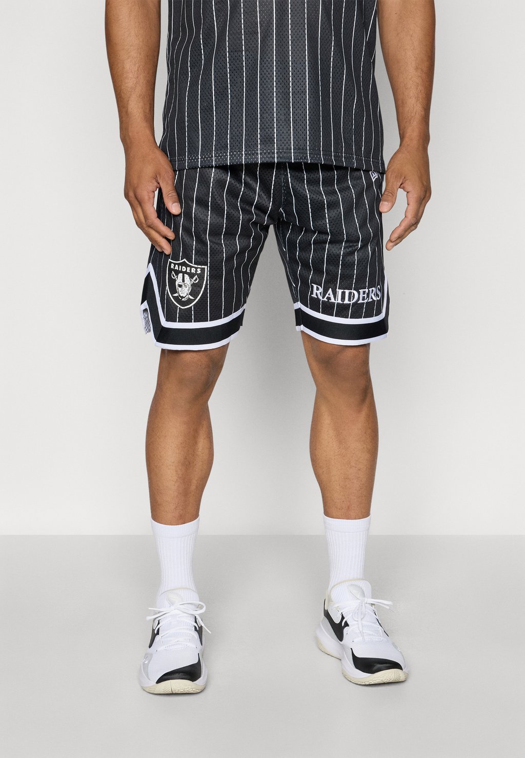 Спортивные шорты NFL LAS VEGAS RAIDERS PINSTRIPE SHORT - Club wear New Era, черный
Спортивные шорты NFL LAS VEGAS RAIDERS PINSTRIPE SHORT - Club wear New Era, черный
