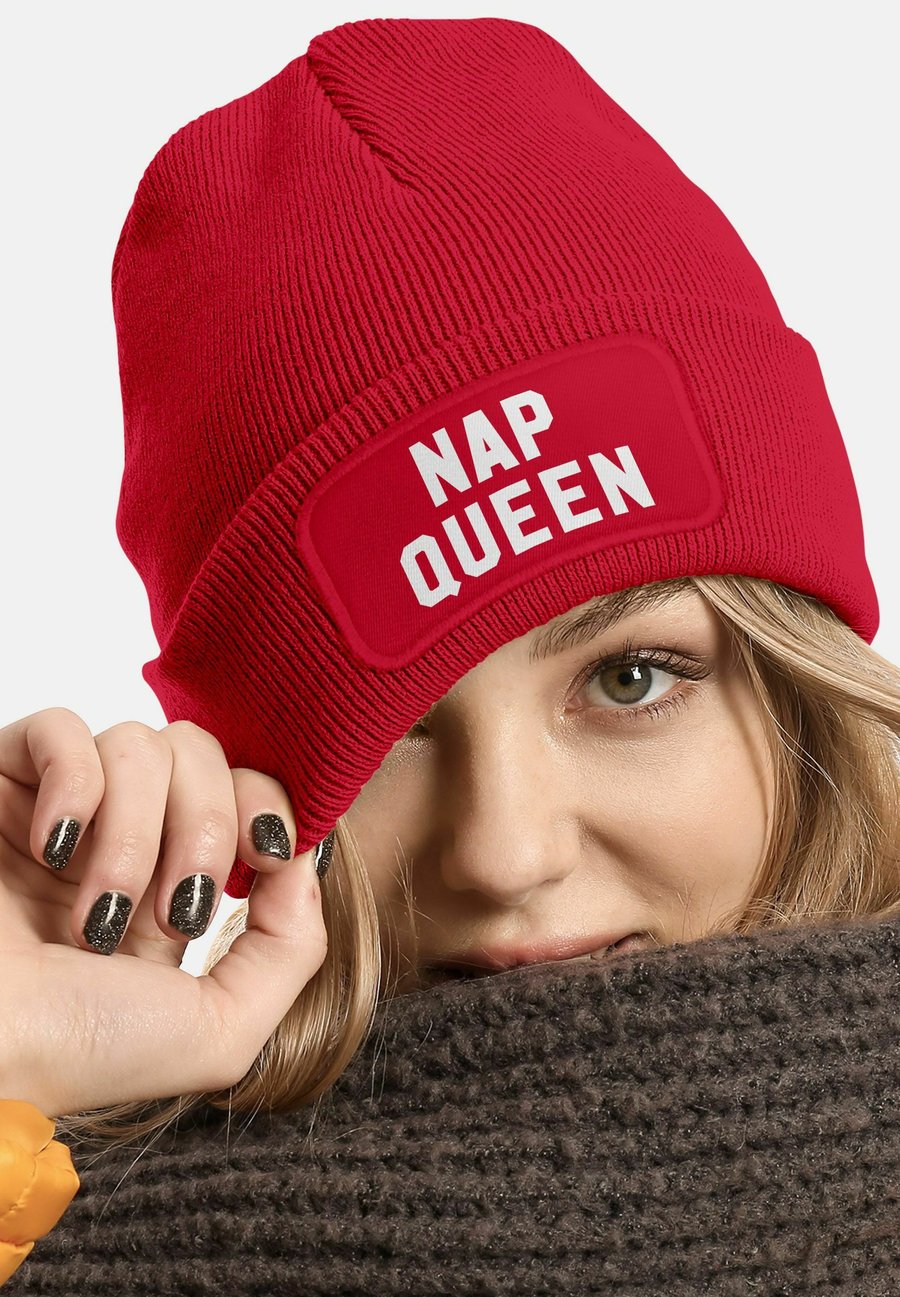 Шапка MoonWorks MIT PATCH SPRUCH NAP QUEEN STATEMENT, Rot/Red
Шапка MoonWorks MIT PATCH SPRUCH NAP QUEEN STATEMENT, Rot/Red