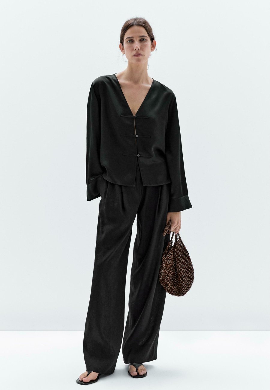 Блуза Massimo Dutti SATIN GARMENT WITH BUTTON DETAIL, Black
Блуза Massimo Dutti SATIN GARMENT WITH BUTTON DETAIL, Black