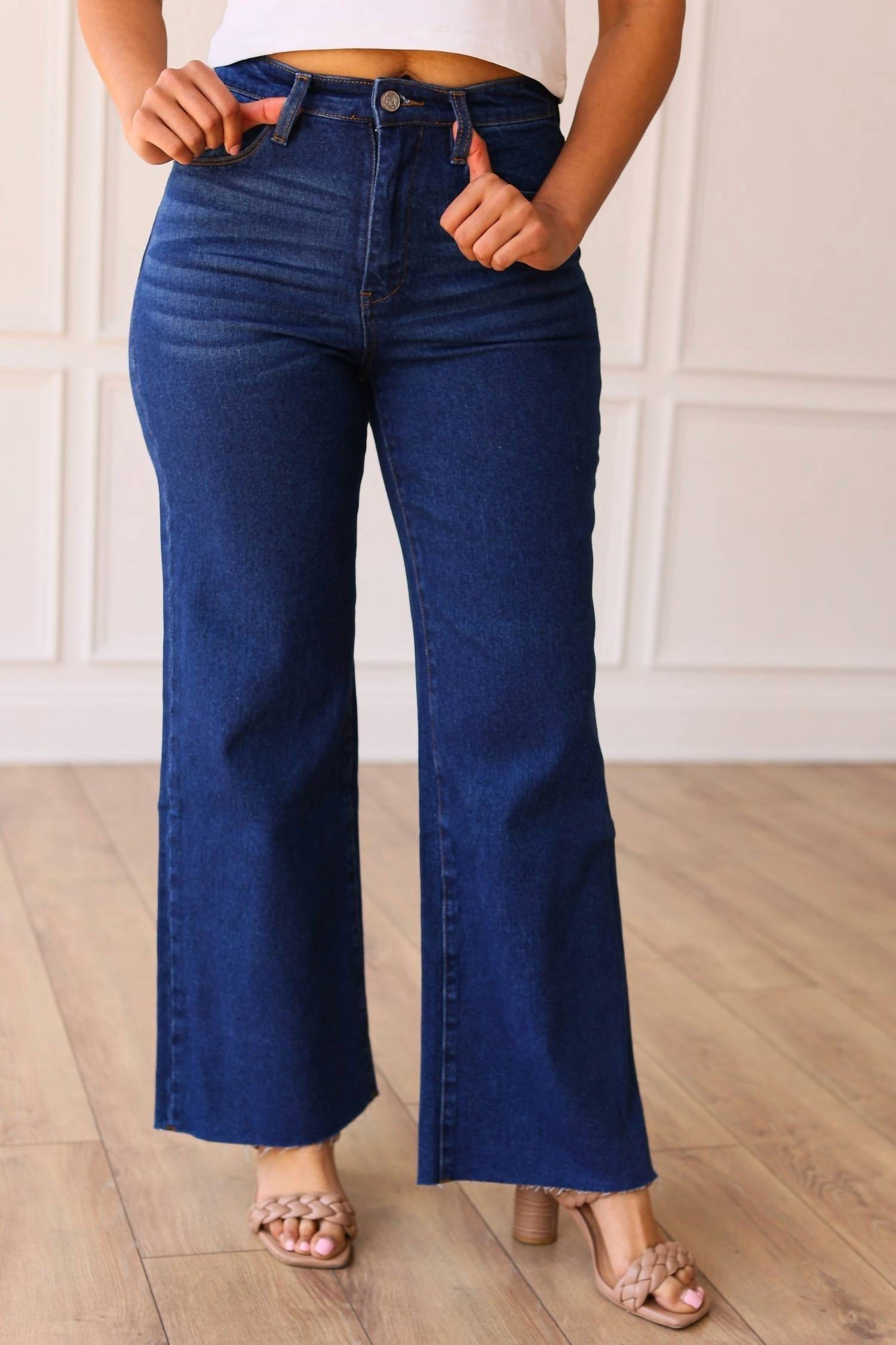 Джинсы Dakota High Rise Wide Leg с необработанным краем в цвете True Blue Southern Grace
Джинсы Dakota High Rise Wide Leg с необработанным краем в цвете True Blue Southern Grace