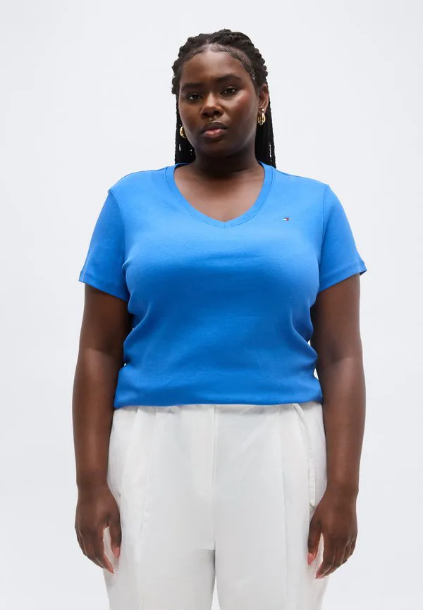 Футболка с v-образным вырезом и вышивкой в виде флага, облегающая, базовая футболка. Tommy Hilfiger Curve, Blue Orbit, Синий, Футболка с v-образным вырезом и вышивкой в виде флага, облегающая, базовая футболка. Tommy Hilfiger Curve, Blue Orbit
Футболка с v-образным вырезом и вышивкой в виде флага, облегающая, базовая футболка. Tommy Hilfiger Curve, Blue Orbit, Синий, Футболка с v-образным вырезом и вышивкой в виде флага, облегающая, базовая футболка. Tommy Hilfiger Curve, Blue Orbit