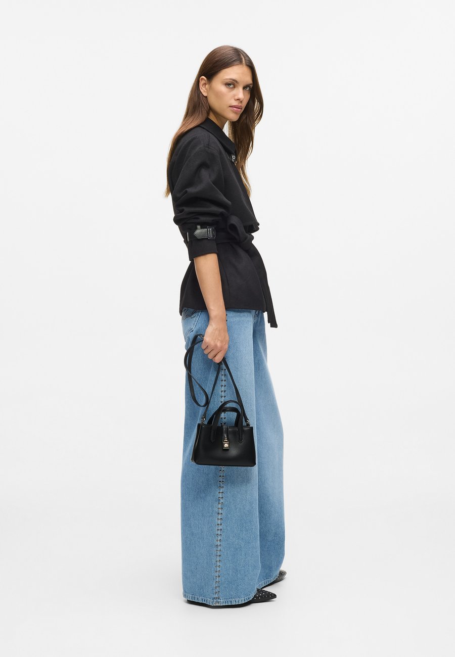 Сумка KARL LAGERFELD AUTOGRAPH PADLOCK POUCH, Black
Сумка KARL LAGERFELD AUTOGRAPH PADLOCK POUCH, Black