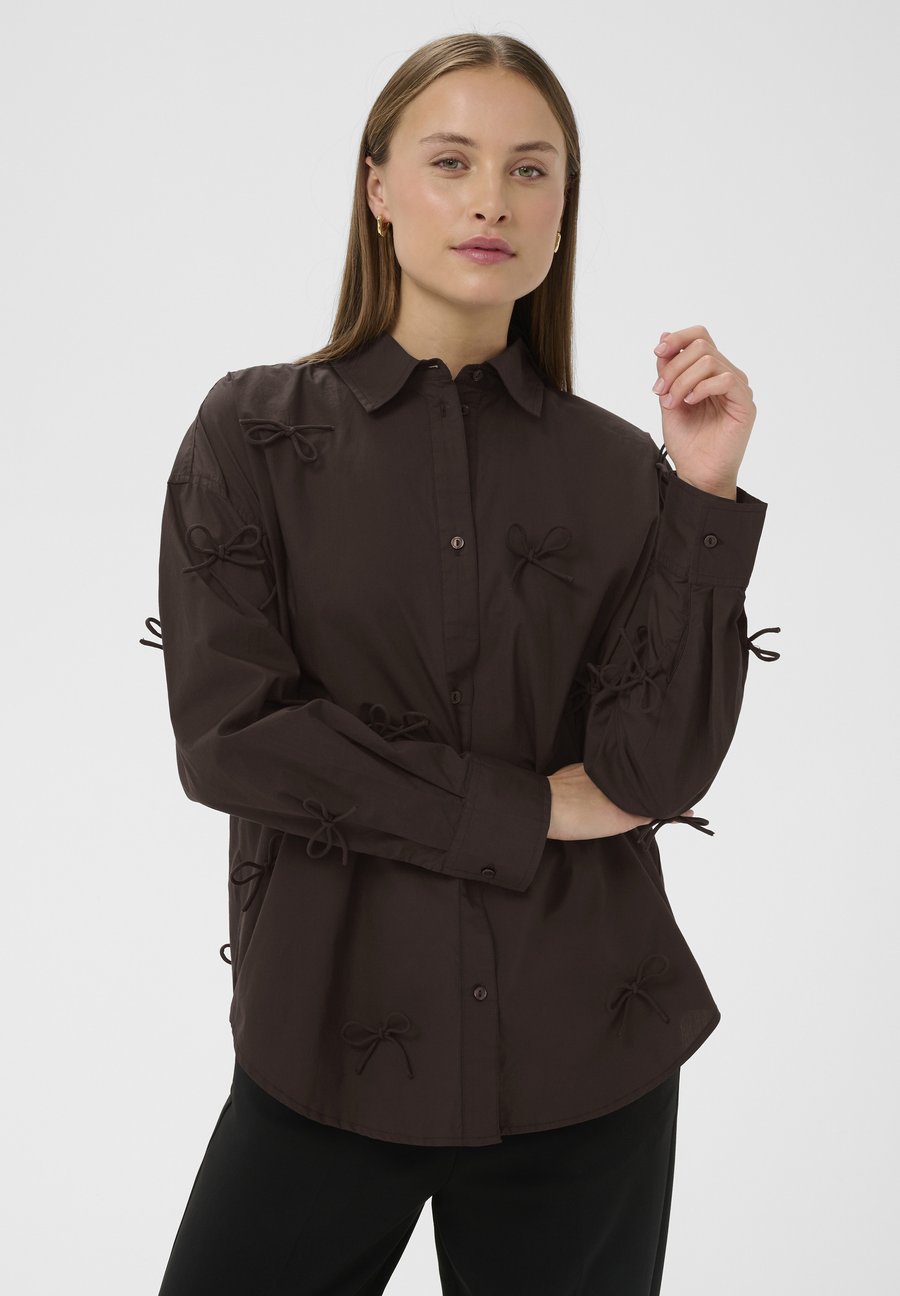 Блуза Soaked in Luxury SLJOA BOW SHIRT, Chocolate Torte/Camel
Блуза Soaked in Luxury SLJOA BOW SHIRT, Chocolate Torte/Camel