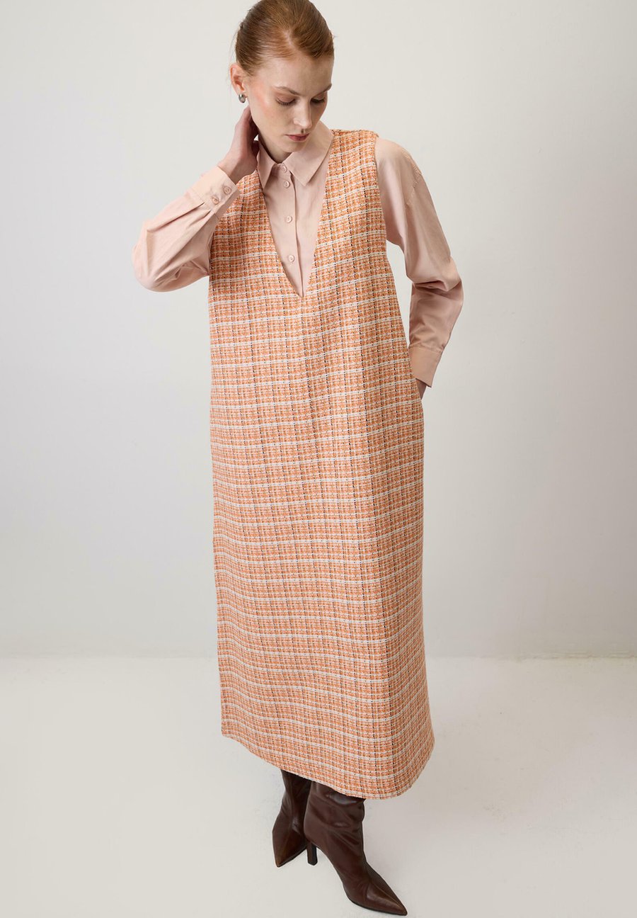 Платье Touché Privé CHECKED V-NECK PINAFORE , Orange
Платье Touché Privé CHECKED V-NECK PINAFORE , Orange