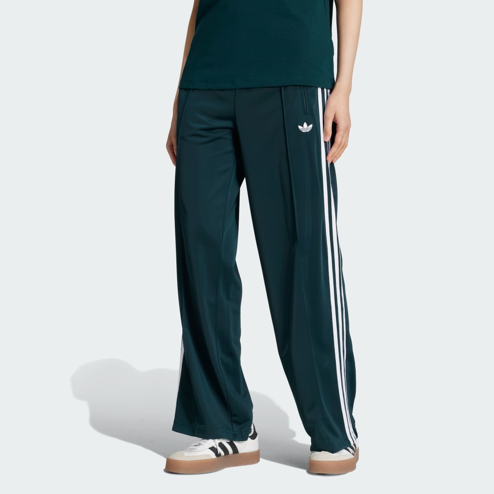 Спортивный костюм Adidas Adicolor Classic Firebird Loose Track Pants, цвет Aurora Ivy/White
Спортивный костюм Adidas Adicolor Classic Firebird Loose Track Pants, цвет Aurora Ivy/White